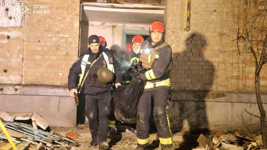 Рятувальники на місці російських ударів по Києву Рятувальники на місці російських ударів по Києву