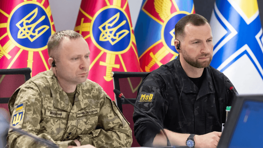 Євгеній Хмара та Михайло Драпатий під час засідання Контактної групи з питань оборони України