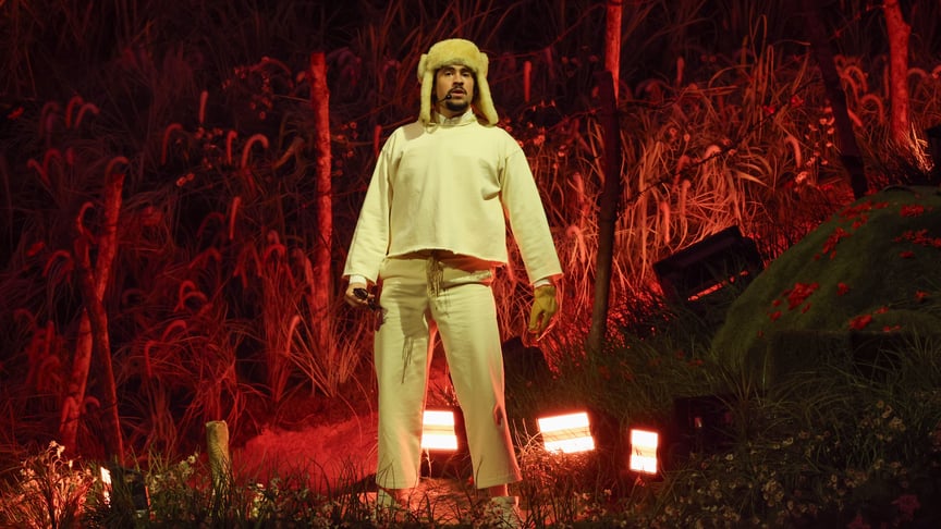 Bad Bunny виступає на сцені в Сан-Хуані, що в Пуерто-Рико