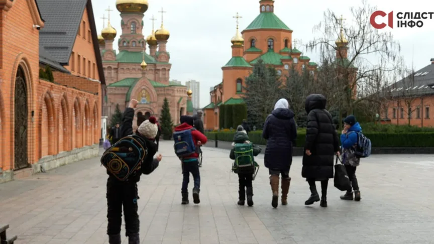 Діти на території монастиря «Голосіївська пустинь» у Києві