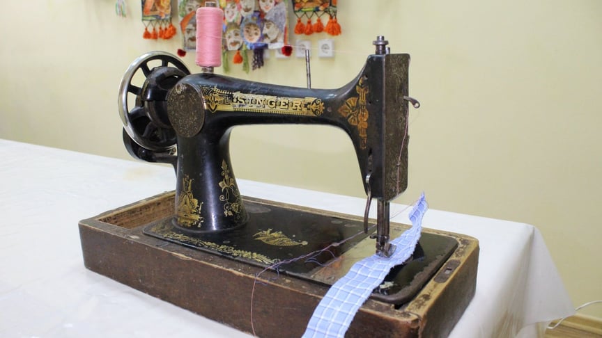 У музеї Миколаєва шиють маски на раритетній машинці 1901 року