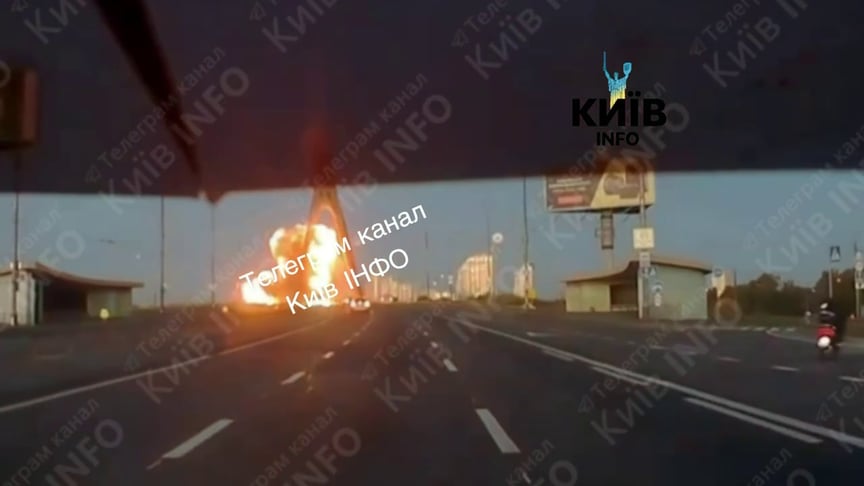 Момент влучання у Північний міст у Києві Момент влучання у Північний міст у Києві