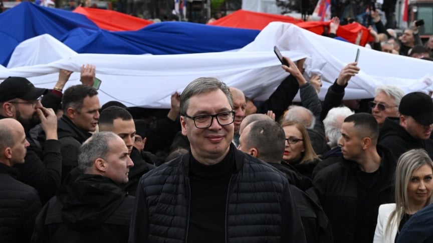 Президент Сербії Александр Вучич під час розгортання найдовшого сербського прапора довжиною у 200 метрів у Белграді, 11 квітня 2025 року