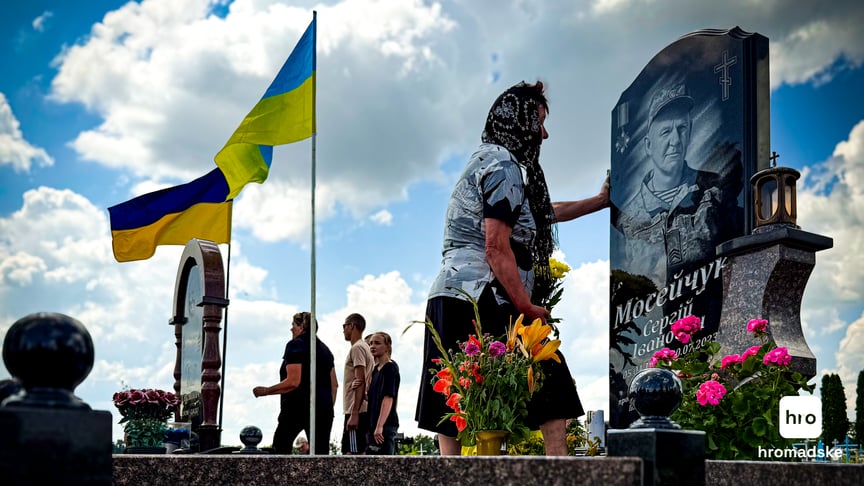 Тітка біля памʼятника свого брата — батька убитих братів Мосейчуків