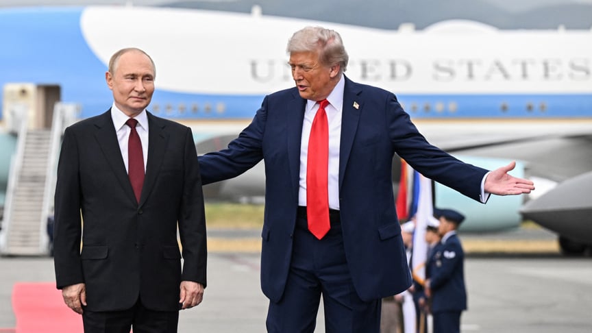 Президент США Дональд Трамп і глава рф володимир путін позують для фотографій на військовій базі Ельмендорф — Річардсон, 15 серпня 2025 року