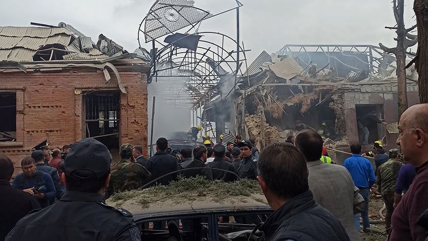 Азербайджан заявил об обстреле второго по величине города и гибель мирного жителя. Армения отрицает причастность
