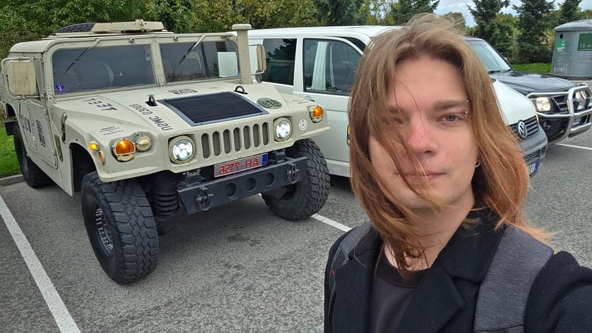 Естонський волонтер поруч з американським військовим позашляковиком Humvee, який мали привезти для українських військових Естонський волонтер поруч з американським військовим позашляковиком Humvee, який мали привезти для українських військових