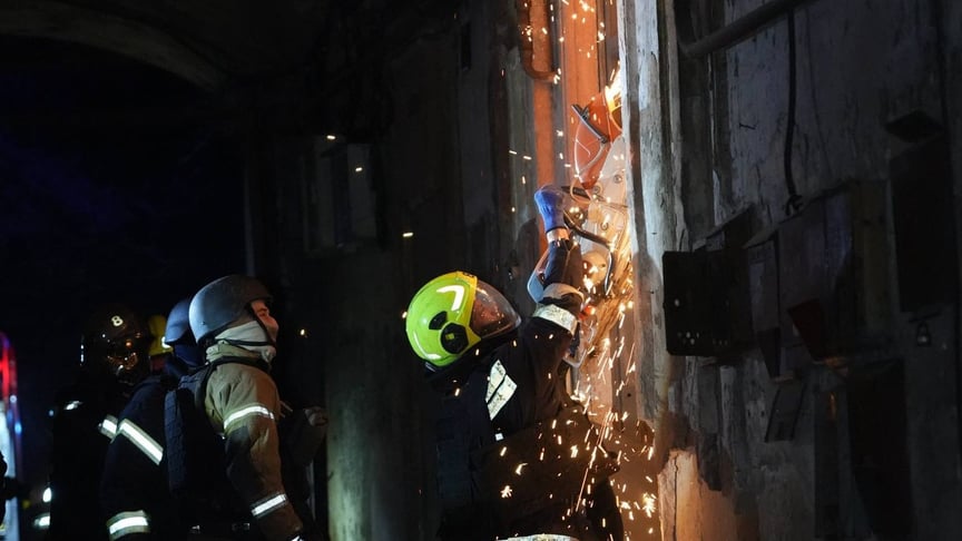 Спасатели работают на месте атак в Одессе, 27 января 2026 года