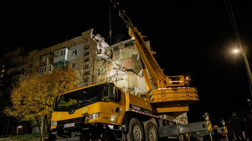 Рятувальники ліквідовують наслідки вибуху у багатоквартирному будинку в Хмельницькому