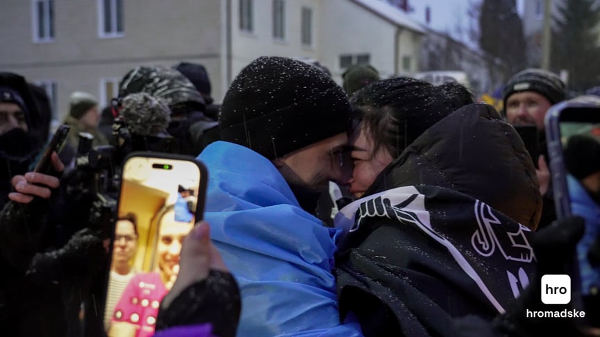 «Коли чоловік потрапив у полон, син був метр на зріст. А зараз — метр сімдесят». Репортаж із першого обміну за п’ять місяців