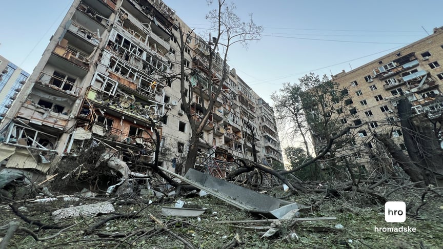 Місце одного з влучань у Києві після російського удару Місце одного з влучань у Києві після російського удару
