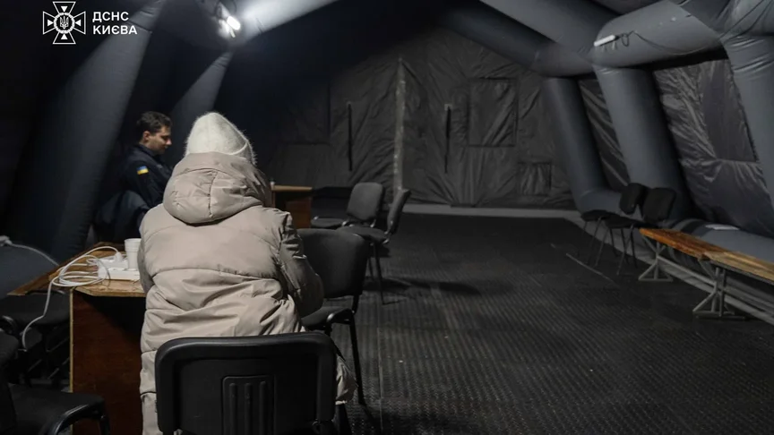 Ілюстративне фото. Жінка сидить у «Пункті незламності» в Києві