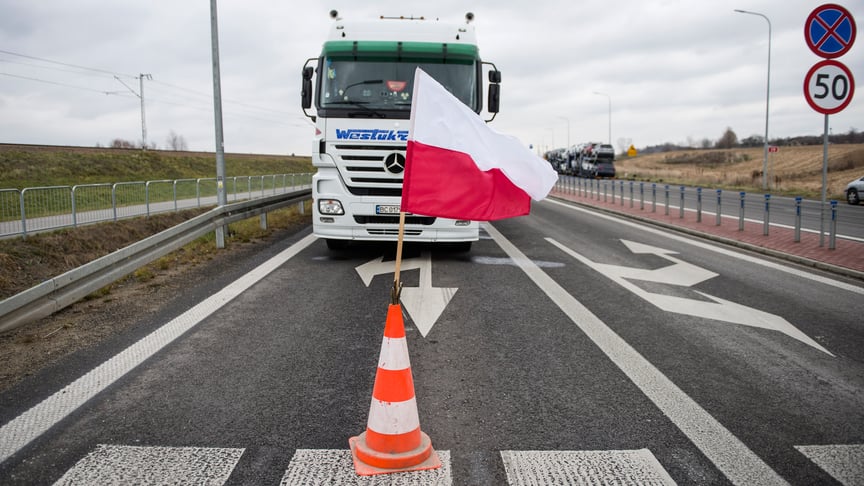 Українська вантажівка на кордоні з Польщею Ілюстративне фото. Українська вантажівка на кордоні з Польщею