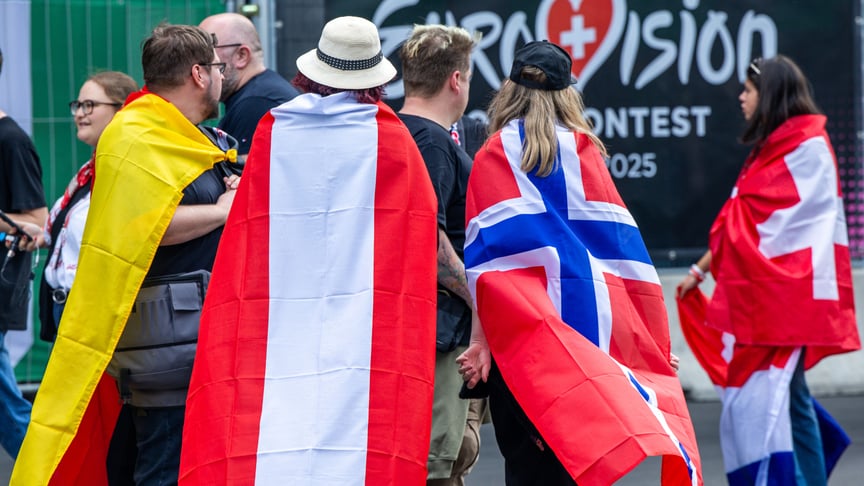 Глядачі збираються перед ареною St. Jakobshalle та чекають на початок фіналу 69-го пісенного конкурсу «Євробачення», 17 травня 2025 року