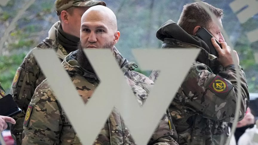 Ілюстративне фото. Люди у військовому камуфляжі біля входу в «Центр ПВК "Вагнер"» в Санкт-Петербурзі, росія, 4 листопада 2022 року