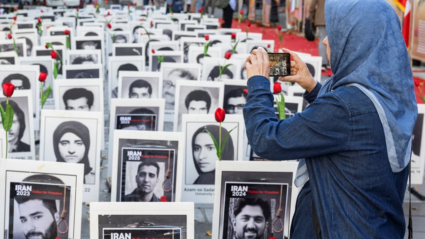 Портрети людей, страчених урядом Ірану, на демонстрації до Всесвітнього дня боротьби зі смертною карою, у центрі Парижа, 11 жовтня 2025 року