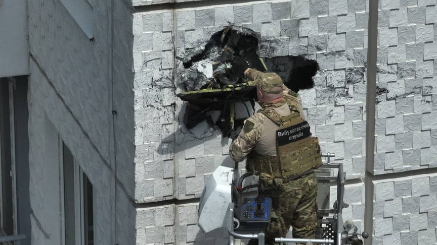 В Одесі знешкодили бойову частину російського «шахеда», яка застрягла у фасаді багатоповерхівки
