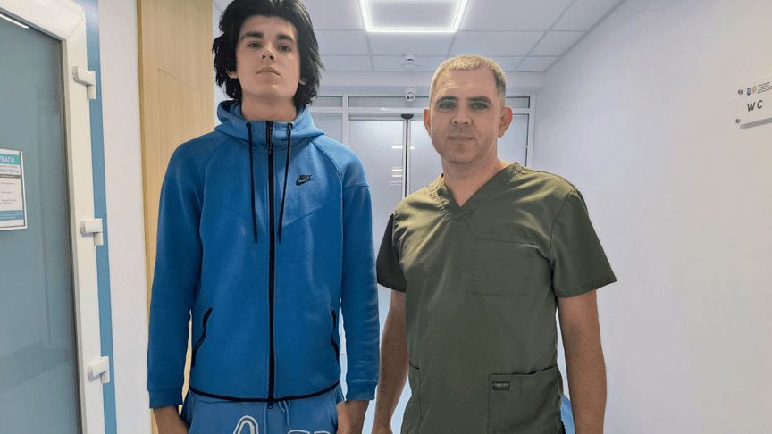 З лікарні у Львові виписали 17-річного Іллю, який зазнав поранень унаслідок теракту