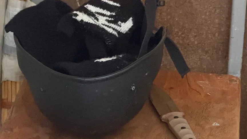 Каска та ніж підлітка, який напав на однокласника та вчительку в Києві