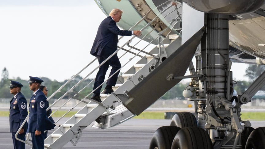 Президент США Дональд Трамп підіймається на борт Air Force One після виявлення підозрілої вежі біля аеропорту Вест-Палм-Біч Президент США Дональд Трамп підіймається на борт Air Force One після виявлення підозрілої вежі біля аеропорту Вест-Палм-Біч