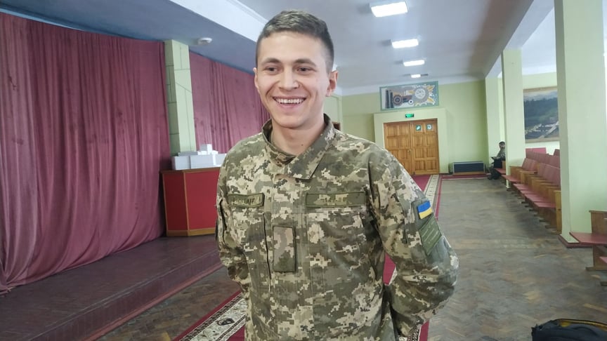 В Харькове наградили курсанта, который отвел аварийный самолет от жилых районов