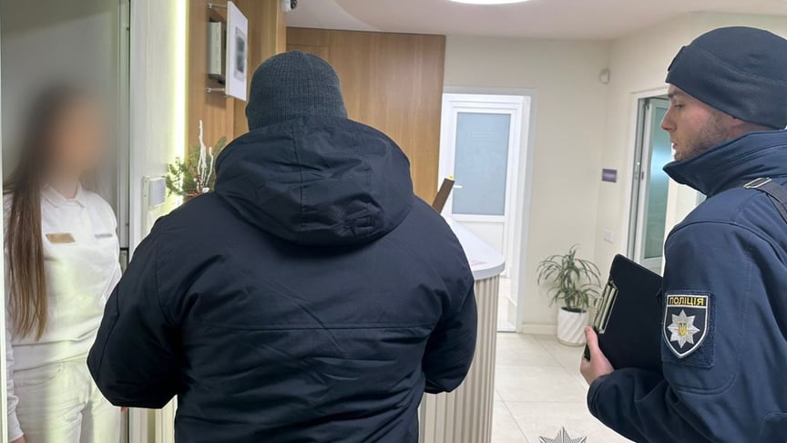 Поліціянти проводять слідчі дії у стоматологічній клініці, де на прийомі у лікаря 12-річна дівчинка отримала анафілактичний шок Поліціянти проводять слідчі дії у стоматологічній клініці, де на прийомі у лікаря 12-річна дівчинка отримала анафілактичний шок