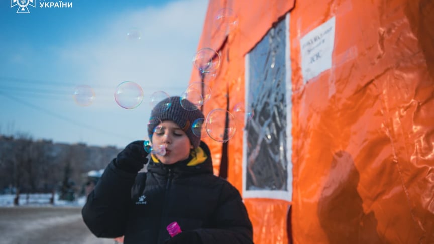 Дитина біля «Пункту незламності»