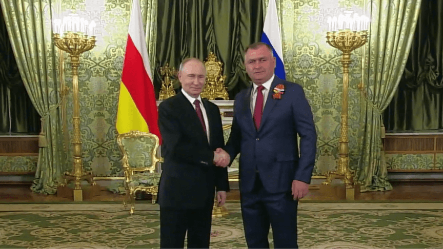 Лідер самопроголошеної Південної Осетії Алан Гаглоєв та глава рф володимир путін