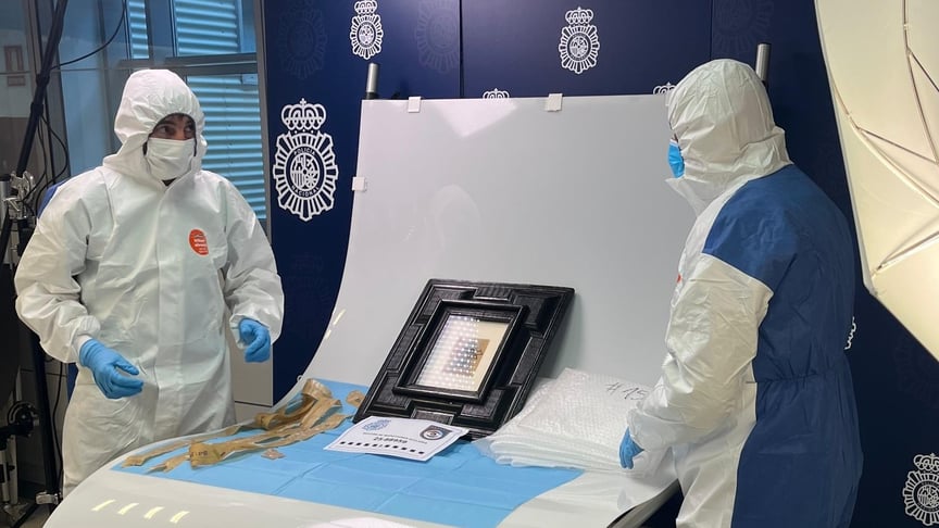 Фахівці оглядають картину Пабло Пікассо, яку вважали зниклою
