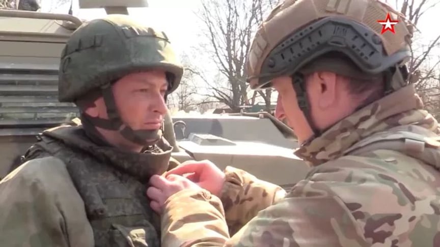 Генерал рф нагородив свого сина-підполковника за провалений наступ на Суми та Чернігів