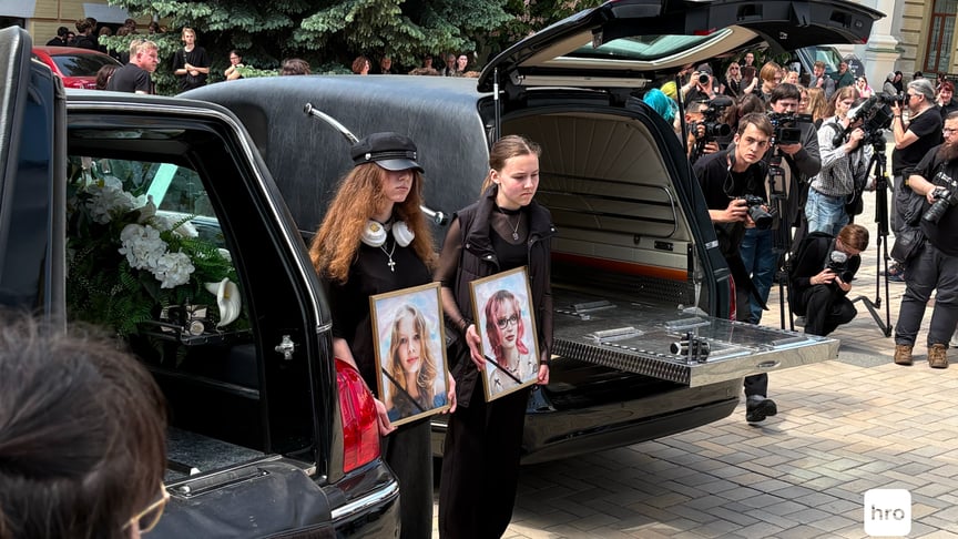 Прощание с 12-летней Любавой и 17-летней Верой Яковлевыми, погибшими во время массированной российской атаки по Киеву 14 мая