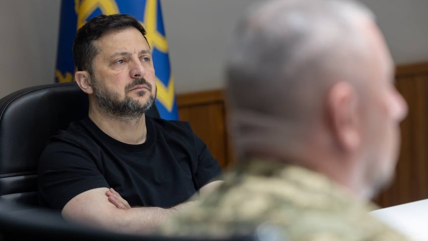Президент Володимир Зеленський під час розмов з військовими командирами