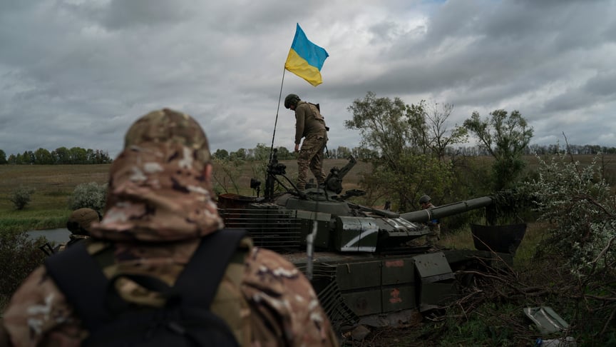 Военные Национальной гвардии Украины возле подбитого российского танка в районе вблизи границы с россией в Харьковской области, сентябрь 2022 года