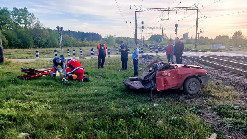 На Рівненщині пасажирський потяг зіткнувся з авто