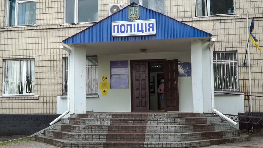 Вхід до Кагарлицького відділення поліції, де працювали двоє поліцейських, яких підозрюють у зґвалтуванні жінки, Київська область,