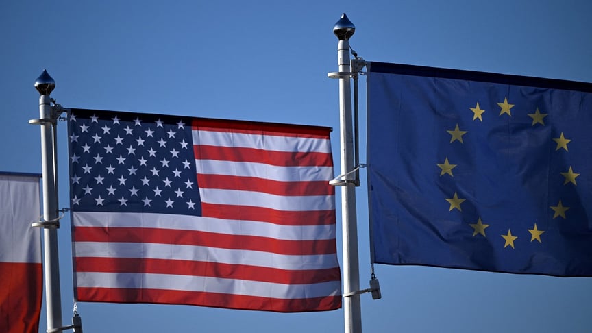 Ілюстративне фото. Прапори ЄС та США майорять поруч із військовим центром в Ясьонці, 6 березня 2025 року