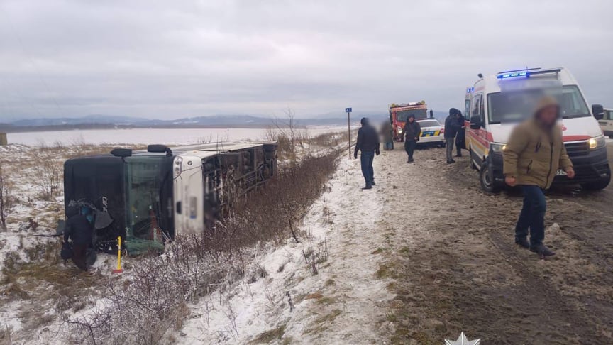 На Івано-Франківщині перекинувся рейсовий автобус