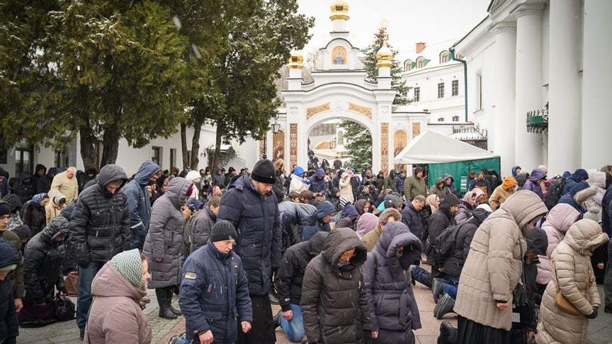Віряни УПЦ МП зібралися на акафіст Успінню Пресвятої Богородиці та Літургію Передосвячених Дарів у день, коли УПЦ МП мала залишити Києво-Печерську Лавру, 29 березня 2023 року