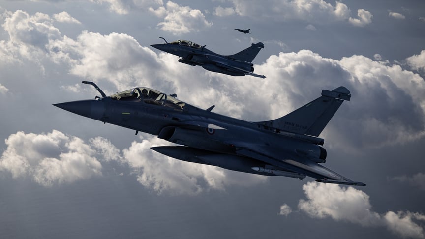 Ілюстративне фото. Два винищувачі Rafale Військово-повітряних сил Франції під час військових навчань Volfa 2025, вересень 2025 року