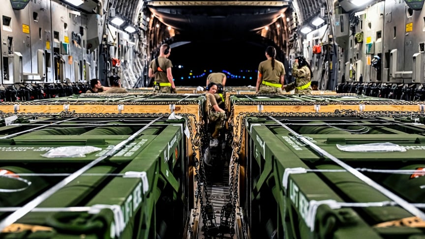 Ілюстративне фото. Завантаження військової допомоги союзникам США