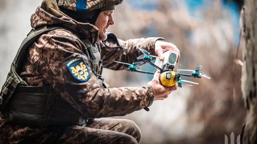 Иллюстративная фотография. Военный с FPV-дроном
