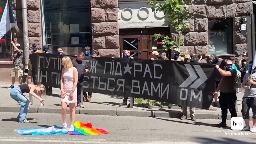 Юліана Казнодій топче прапори ЛГБТІК+ під час маршу «КиївПрайд» 21 червня 2026 року
