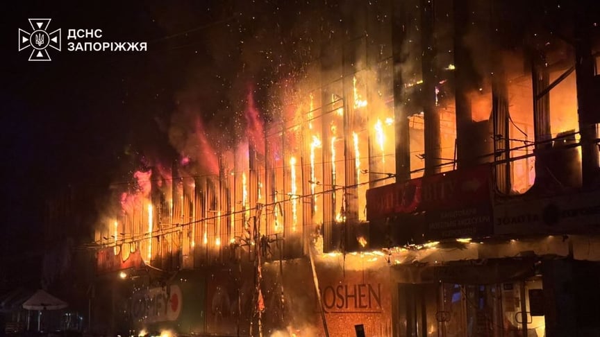 Пожежа внаслідок обстрілу торговельного центру в Запоріжжі