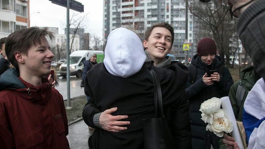 Егор Жуков с друзьями и теми, кто поддерживал его во время судов по «московскому делу»