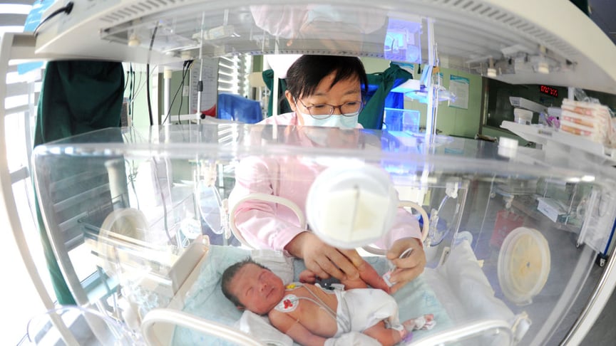Лікарка доглядає новонароджену дитину в Китаї. Ілюстративне фото