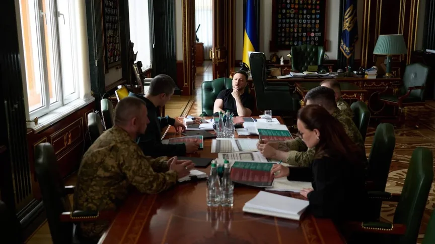 Президент Володимир Зеленський на нараді з військовими та урядовцями
