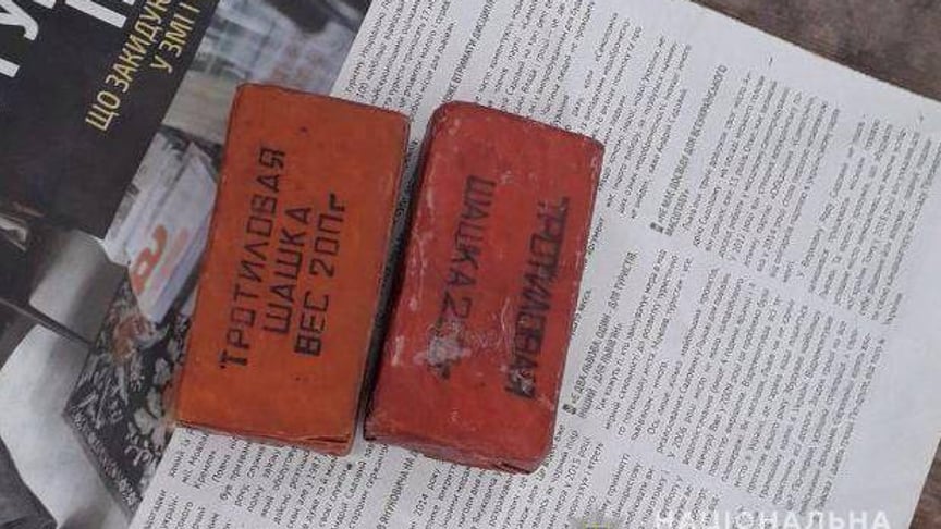 В Одесі на зупинці громадського транспорту виявили дві тротилових шашки