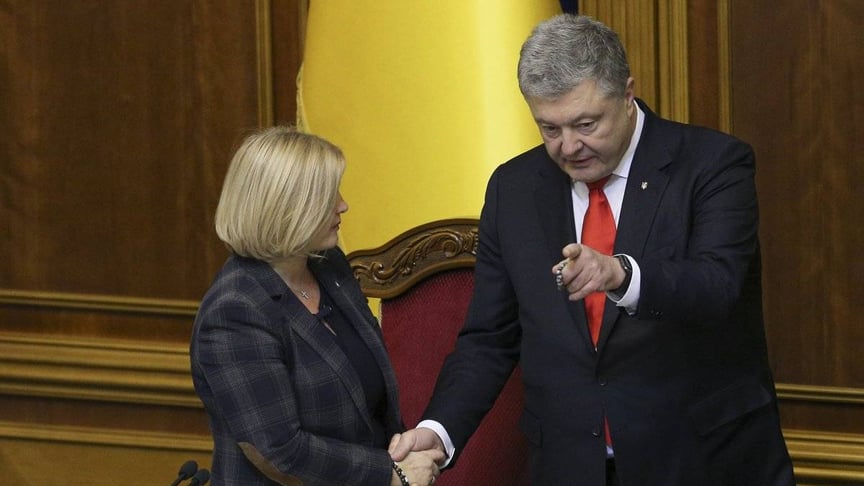 На засіданні Ради національної безпеки і оборони Президент України Петро Порошенко обіцяв, що жодних обмежень прав і свобод громадян у межах воєнного стану не буде. Утім, указ містить значні обмеження конституційних прав і свобод громадян. На фото президент України Петро Порошенко та віце-спікерка Ірина Геращенко під час розгляду у Верховній Раді питання щодо введення воєнного стану в Україні