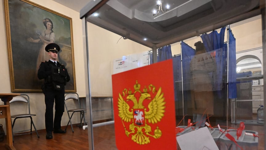 Виборча дільниця в Санкт-Петербурзі під час виборів до російської Держдуми Виборча дільниця в Санкт-Петербурзі під час виборів до російської Держдуми