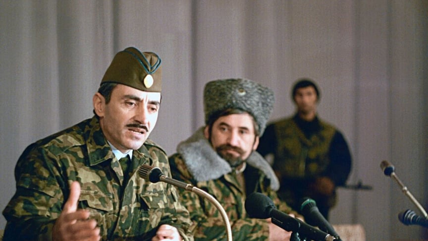 Джохар Дудаев (слева)